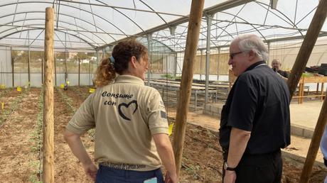 Bioalverde SL recibe la visita de monseñor Saiz Meneses