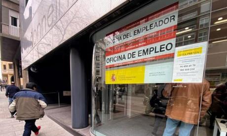 Un cambio en la prestación por desempleo permitirá cobrar 100 euros más a los parados