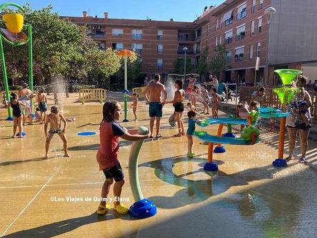 Parque con chorros de agua en La Llagosta, Barcelona en julio