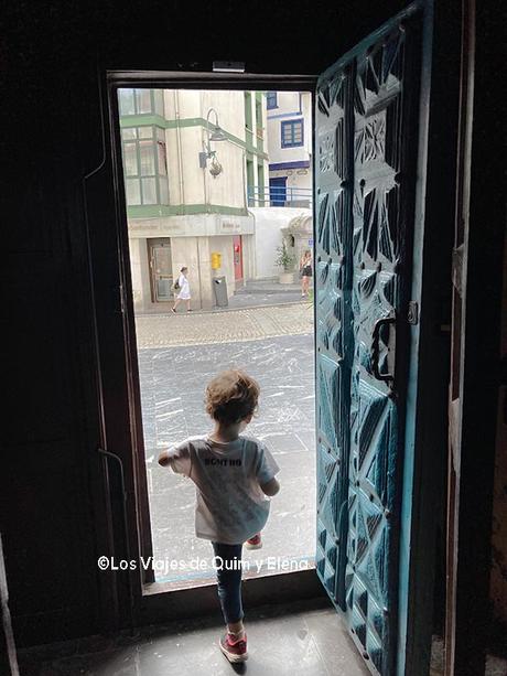 Qué ver en Cudillero Álex saliendo de la Parroquia de San Pedro