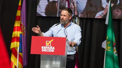 Abascal glosa a Primo de Rivera entre los aplausos del público.