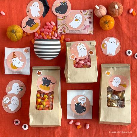 Decora bolsas de chuches con pegatinas infantiles de Halloween