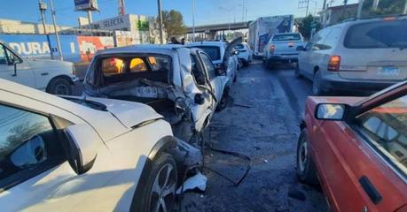 Carambola con cinco vehículos en Anillo Periférico Poniente