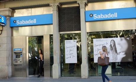 Banco Sabadell alerta de dos nuevas estafas a través de SMS