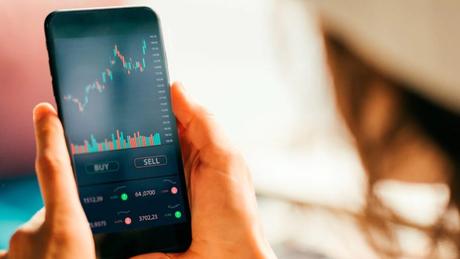 ¿Buscan imponer normas a los finfluencers?