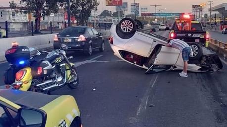 Automóvil conducido a exceso de velocidad vuelca en Salvador Nava
