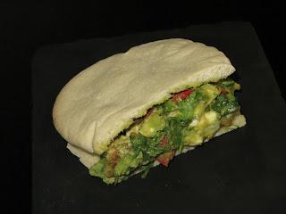 PITA DE POLLO Y AGUACATE