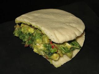 PITA DE POLLO Y AGUACATE