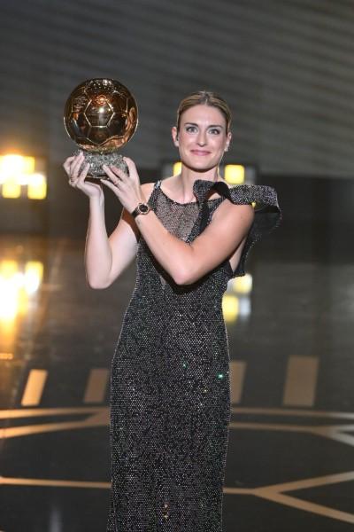 La firma Jesús Peiró viste con el look «Noir Tour Eiffel» a Alexia Putellas