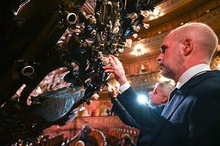 Alcaldes extranjeros cambiaron 552 lamparitas en el Colón