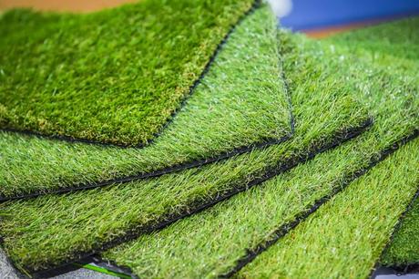 Césped artificial para decorar jardines y terrazas, con JardínVertical.es
