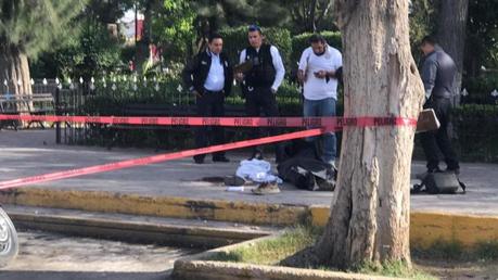 Fallece hombre en la plaza principal de Villa de Pozos