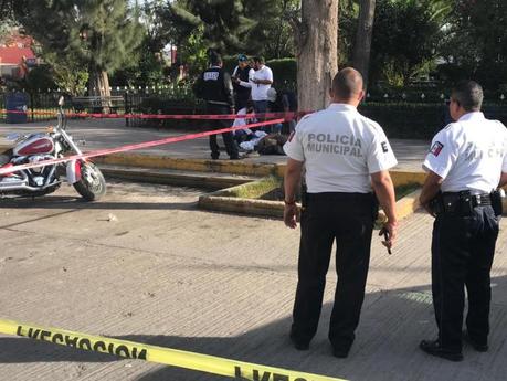 Fallece hombre en la plaza principal de Villa de Pozos