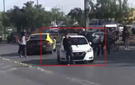 (video) Taxista atropella a repartidor de plataforma: se desata riña entre ruleteros y repartidores