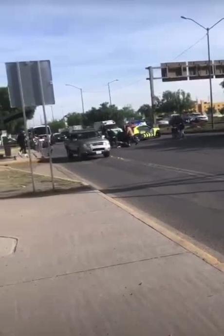 (video) Taxista atropella a repartidor de plataforma: se desata riña entre ruleteros y repartidores (video) Taxista atropella a repartidor de plataforma: se desata riña entre ruleteros y repartidores
