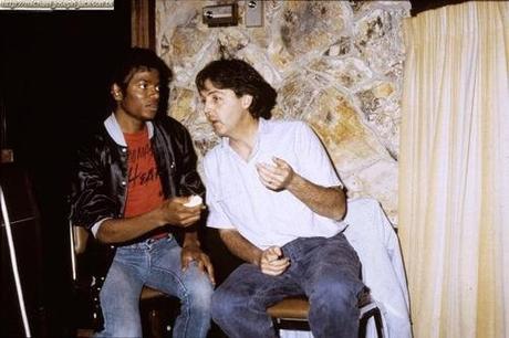 CUANDO MICHAEL JACKSON COMPRÓ LOS DERECHOS DE LAS CANCIONES DE LOS BEATLES CUANDO MICHAEL JACKSON COMPRÓ LOS DERECHOS DE LAS CANCIONES DE LOS BEATLES