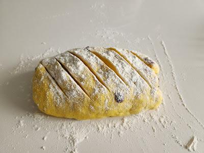 PAN DE CÚRCUMA Y PASAS