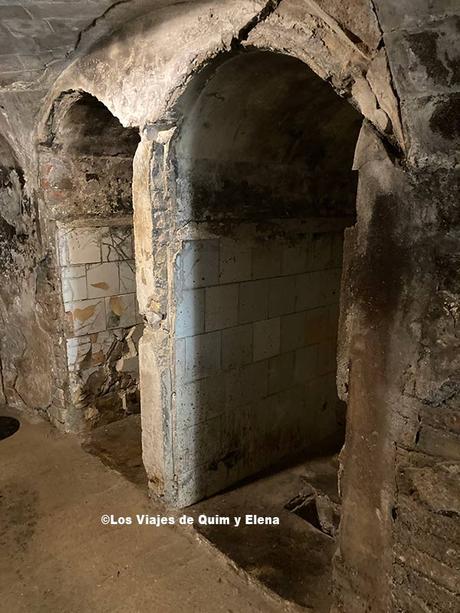 Letrinas en la entrada al Refugio antiaétero