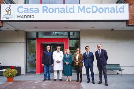 La consejera de Familia, Juventud y Políticas Sociales, Concepción Dancausa, visita la Casa Ronald McDonald de Madrid