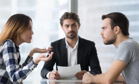 ¿Qué puedo hacer si un hermano no quiere repartir una herencia?