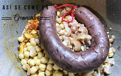 Callos con garbanzos granainos