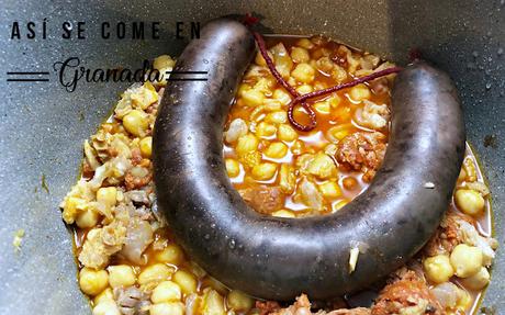 Callos con garbanzos granainos