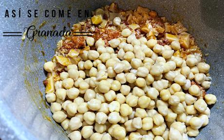 Callos con garbanzos granainos
