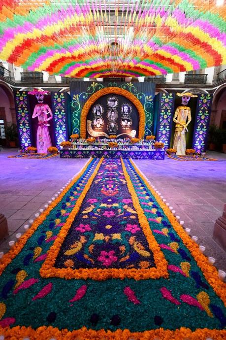 En palacio de gobierno se exhibe exquisito y monumental Altar de Muertos