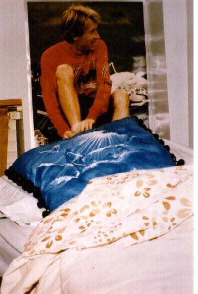 Figura esquelética en un dormitorio estudiantil en en la ciudad de New York en 1985