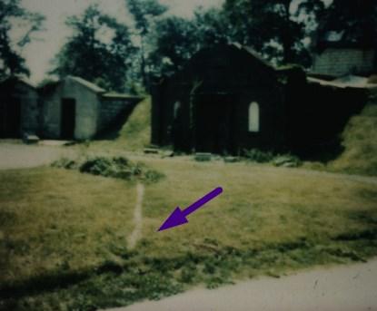 Un rostro en el césped del cementerio.