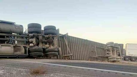 Vuelca trailer en carretera 57 cerca del Huizache