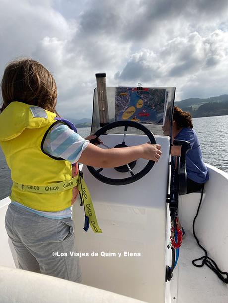 Éric navegando por la Ría del Eo en que ver en Castropol