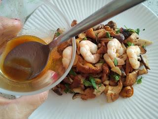 SETAS Y LANGOSTINOS CON SALSA DE COÑAC