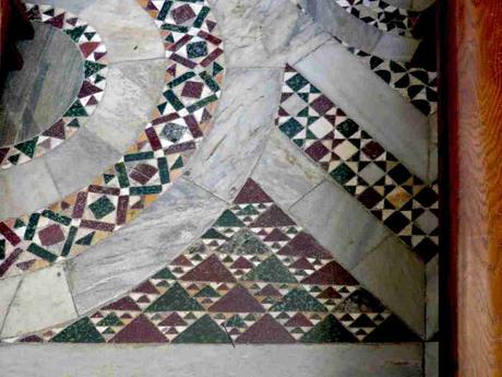 Recordando a las salernitanas. La geometría en el Duomo de Salerno Recordando a las salernitanas. La geometría en el Duomo de Salerno