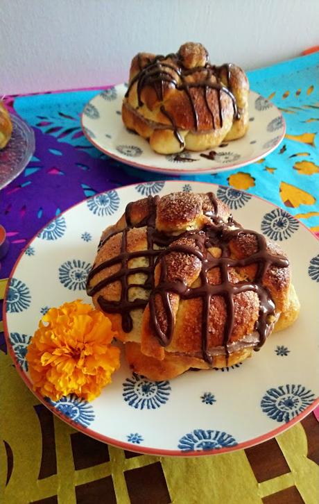 Pan de muerto relleno de chocolate