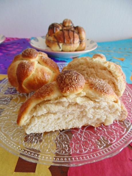 Pan de muerto relleno de chocolate