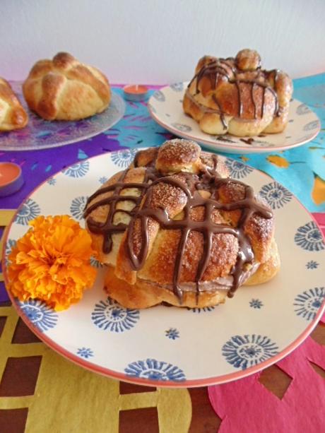 Pan de muerto relleno de chocolate