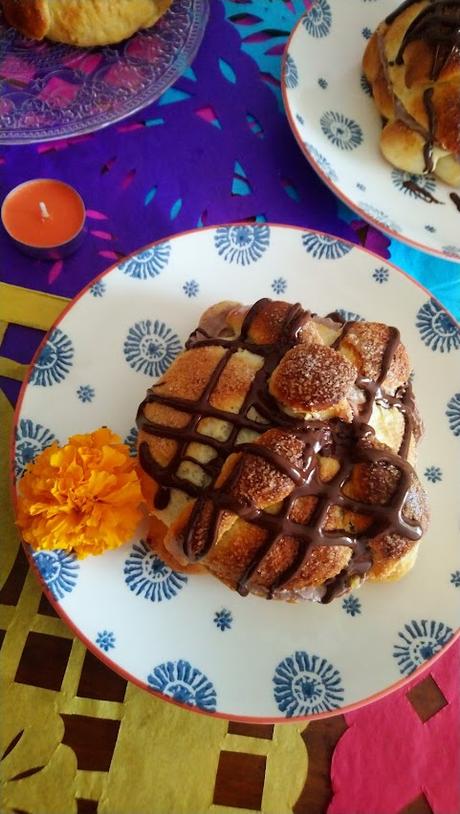 Pan de muerto relleno de chocolate
