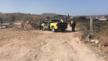 Un adulto y un niño, sin vida y maniatados dentro de un auto desbarrancado en avenida Salk