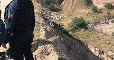 Un adulto y un niño, sin vida y maniatados dentro de un auto desbarrancado en avenida Salk