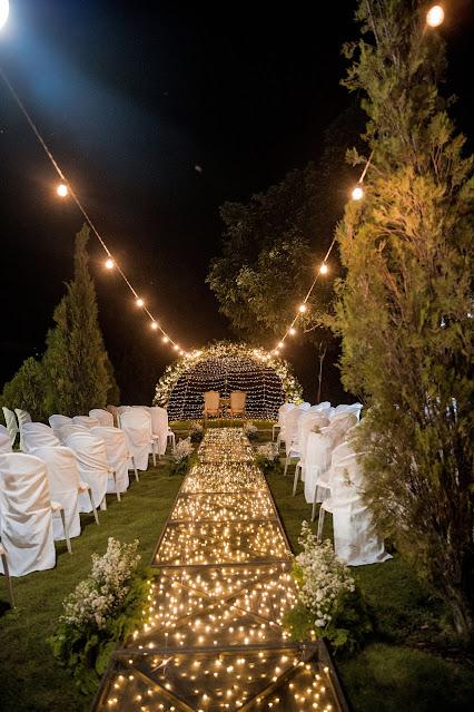 Ceremonia de boda con pasillero de tarima y luces LED