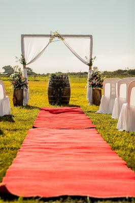 Ceremonia de boda con alfombra roja