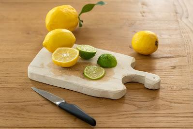 Lima y limón sobre una tabla de cortar