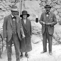Lord Carnarvon, lady Evelyn y Howard Carter  en la tumba de Tutankamón. Foto: Harry Burton, 1922. Wikipedia.