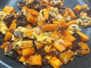 REVUELTO DE BATATA Y MORCILLA CON PASAS Y PIÑONES