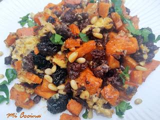 REVUELTO DE BATATA Y MORCILLA CON PASAS Y PIÑONES