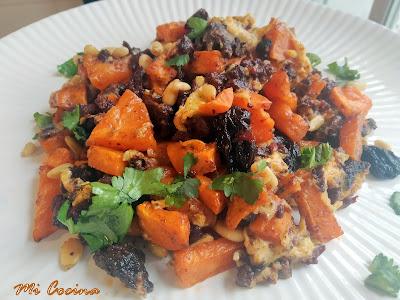 REVUELTO DE BATATA Y MORCILLA CON PASAS Y PIÑONES