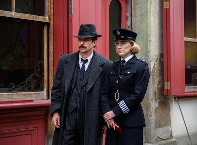 MIRA CÓMO CORREN (SEE HOW THEY RUN) (USA, 2022) Policíaco, Intriga, Comedia MIRA CÓMO CORREN (SEE HOW THEY RUN) (USA, 2022) Policíaco, Intriga, Comedia