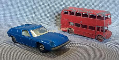 AEC Routemaster y Lotus Europa de Matchbox con el número 5 AEC Routemaster y Lotus Europa de Matchbox con el número 5