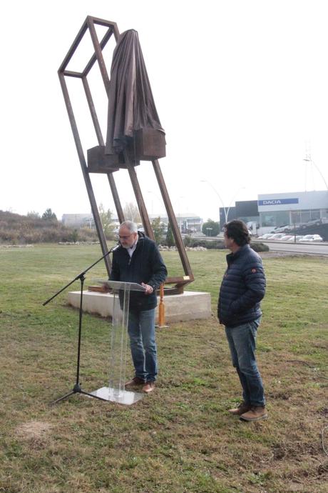 Los asesinados por el régimen franquista son recordados en el Montearenas con una escultura de Amancio González 3